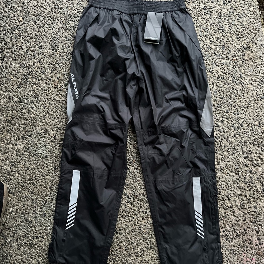BNWT ALTURA nightvision 3 overtrouser altura waterproof pants , cycling